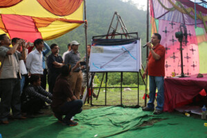 माथिल्लो कर्णाली जलविद्युत आयोजनाको प्राविधिक पक्षकाबारेमा जानकारी गराउँदै जिएमआर माथिल्लो कर्णाली जलविद्युत आयोजनाका प्रबन्धक प्रदीप नेपाल । तस्बिर: रमेश लम्साल, रासस