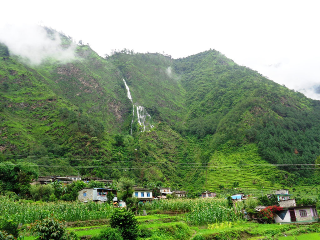 छहराको फेदीमा रहेको म्याग्दीको नारच्याङ बेशीगाउको दृष्य । तस्विर: सन्तोष गौतम, रासस, म्याग्दी