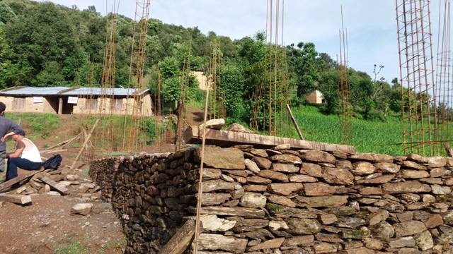 भानुभक्त उच्च मावि लहँको निर्माणाधीन ८ कोठे भवन । उक्त विद्यालयको खातामा १८ लाख रुपैयाँ निकासा भैसकेका छ तर काम भने भर्खर पिलर मात्र ठड्याइको छ । तस्बिरः राजेन्द्र कार्की