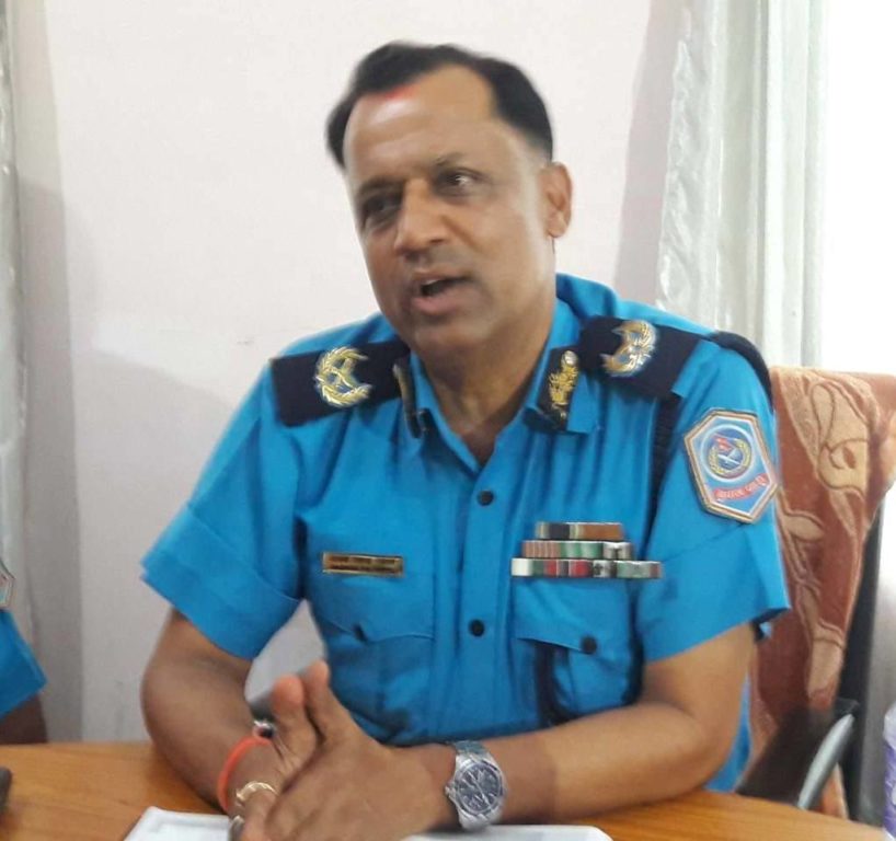 मध्यपश्चिमका घटना बारे जानकारी दिंदै क्षेत्रीय प्रहरी कार्यालयका प्रमुख प्रहरी नायव महानिरीक्षक माधव नेपाल । तस्बिर : बिमला खड्का/खबरइरा