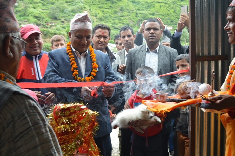 उर्थुचौतारामा स्थापना भएको यार्सा मिनरल वाटर उद्योग उद्घाटन गर्दै प्रमुख जिल्ला अधिकारी पण्डित । तस्बिरः डिवी बुढा