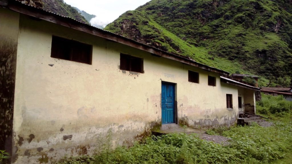 नेपाल खाद्य संस्थानको जाजरकोटको रग्दा स्थित चौखा खाद्य डिपोको गोदाम जुन अहिलेसम्म मर्मत गरिएको छैन । तस्बिरः राजेन्द्र कार्की