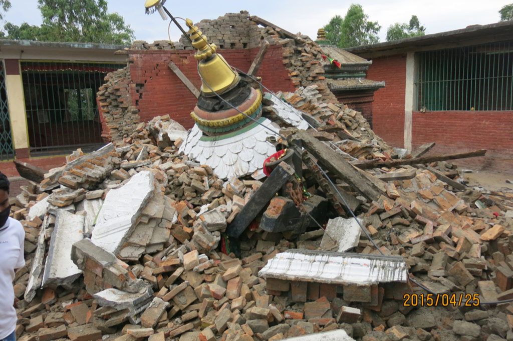 भूकम्पबाट क्षतिग्रस्त भएको भक्तपुरको मध्यपुर थिमि १४ स्थित ७नतसी ३ विष्णुवीर मन्दिर । तस्बिर : रत्न ठनतसेष्ठ, रासस