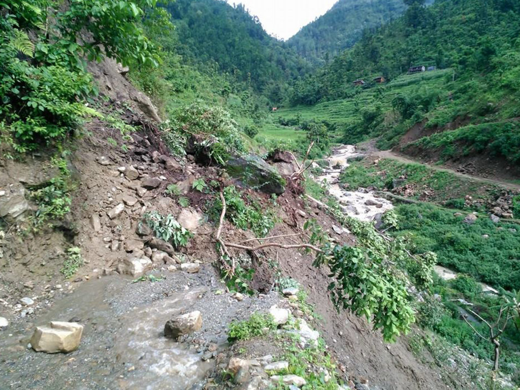 विभिन्न ठाउँमा गएरको पहिरोका कारण सडक अवरुद्ध भएपछि जाजरकोट खलंगादेखी पाँचकाटिया सम्मको यातायात सेवा ठप्प भएको छ । तस्बिर : हेमन्त केसी, जाजरकोट, रासस