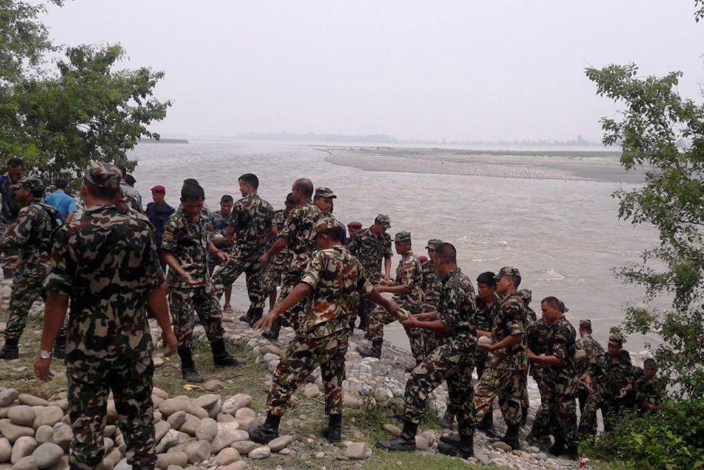कञ्चनपुरको दोधारा चादँनी–४ स्थित महाकाली नदीले भत्काउन लागेको तटवन्ध बनाउँदै नेपाली सेनाको सिंहसार्दुल गुल्म भगतपुर ब्यारेकका टोली । तस्बिर : शेरबहादुर सिंह, कञ्चनपुर, रासस