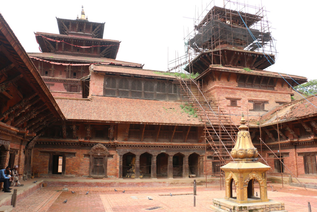 भूकम्पका कारण क्षतिग्रस्त ललितपुरको पाटन दरबार क्षेत्रमा मर्मतसम्भार गरिँदै । बर्षा र बजेटका कारण अहिले काम स्थगित भएको छ । तस्बिरः रत्न ठनतसेष्ठ, रासस