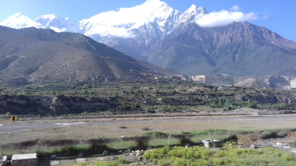 हिमाल पारीको जिल्ला मुस्ताङस्थित जोमसोम विमानस्थल । तस्बिरः वासुदेव पौडेल, पोखरा, रासस