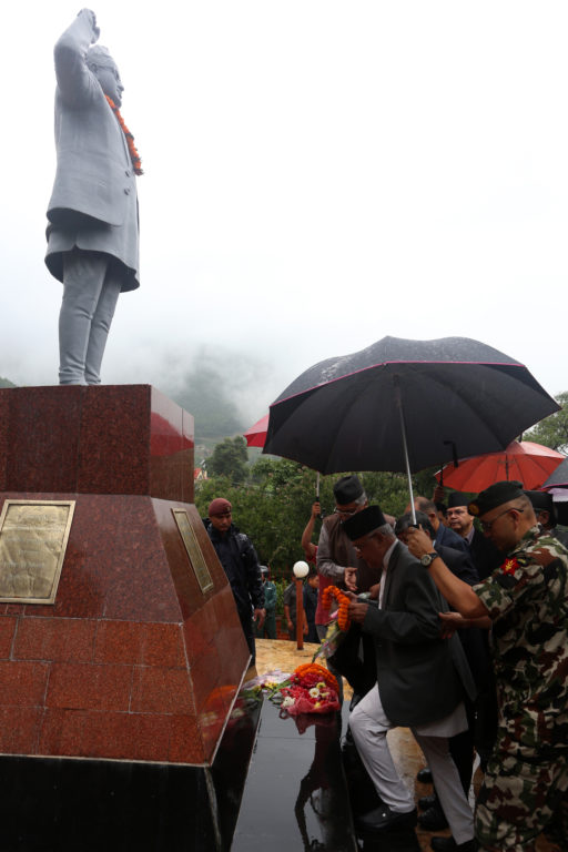 प्रधानमन्त्री केपी शर्मा ओली नेपाल कम्युनिस्ट पार्टीका संस्थापक महासचिव पुष्पलालको ३८ औँ स्मृति दिवसका अवसरमा शुक्रबार किर्तिपुरमा रहेको पुष्पलालको सालिकमा पुष्पगुच्छा अर्पण गर्दै । तस्बिरः प्रदीपराज वन्त, रासस