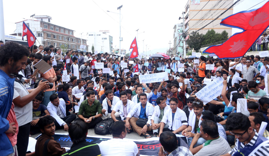 व्यवस्थापिकासंसद भवन वानेश्वर अगाडी शनिबार प्रदर्शन गर्दै डा केसीका समर्थकहरु । तस्बिरः प्रदीपराज वन्त, रासस