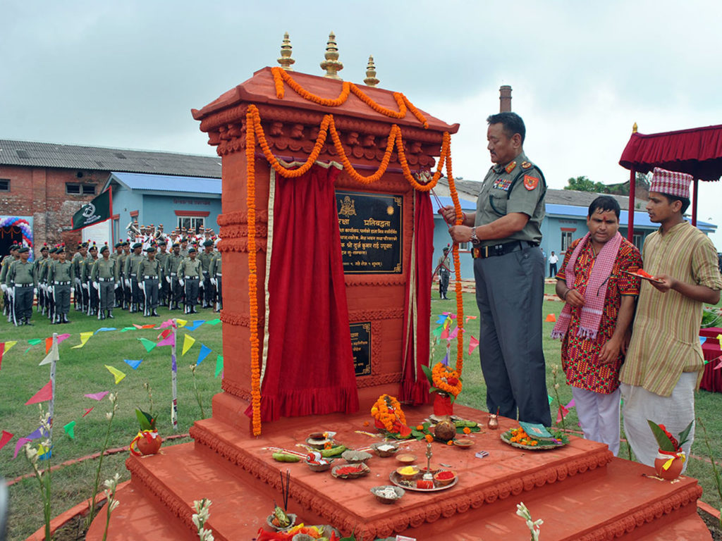 सशस्त्र प्रहरी महानिरीक्षक दुर्ज कुमार राईले सशस्त्र प्रहरी बल सीमा सुरक्षा कार्यालय पर्साको नवर्निमत भवनको आइतबार उदघाटन गर्दै । तस्बिरः बिजय कुमार महतो, पर्सा, रासस