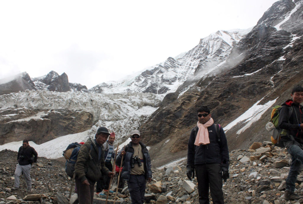  म्याग्दीको मुदी गाविसमा पर्ने धौलागिरि हिमालको आधार शिविर पुगेर फर्कदै गरेका पर्यटकहरु । तस्बिरः कमल खत्री, म्याग्दी,रासस