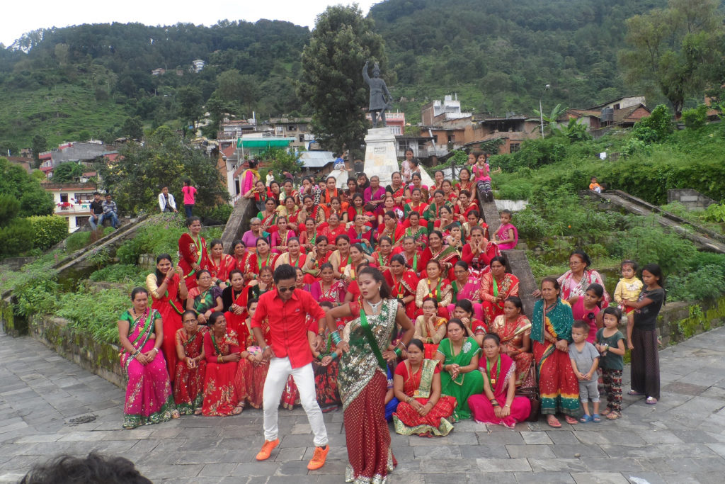 गोरखा सङग्रहालयस्थित तत्कालीन राजा पृथ्वीनारायण शाहको पूर्ण कदको सालिक छेउ तीज गीतको भिडिओ छायाङकन गरिँदै । तस्बिरः प्रशन्न पोखरेल, गोरखा, रासस