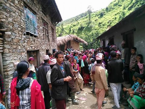 गत शुक्रवार नायकवाडाको घाट डिपोमा चामल लिन आएका स्थानीय ।  तस्वीरः राजेन्द्र कार्की÷खबरइरा