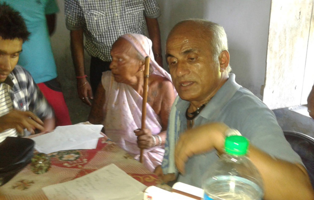 सप्तरीका जिल्लाको तिलाठी गाविसका बाढीपीडितलाई नि:शुल्क स्वास्थ्य उपचार गर्दै डा.गोबिन्द केसी । तस्बिर : अरुण कुमार यादव, राजविराज, रासस