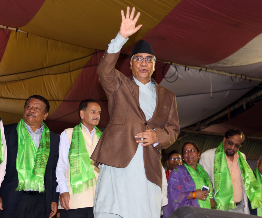 नेपाली काँग्रेसका सभापति शेरबहादुर देउवा काठमाडौाको भृकुटीमण्डपमा आइतबार आयोजित नेपाल विद्यार्थी सङघको ११औा महाधिवेशनमा अभिवादन गर्दै । तस्बिर : रोशन सापकोटा, रासस