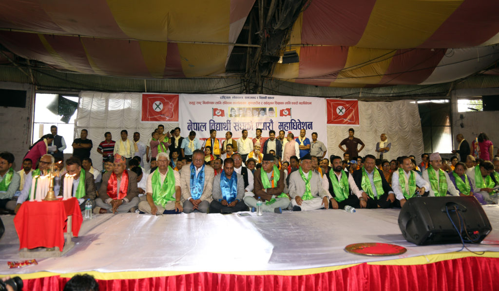काठमाडौँको भृकुटीमण्डपमा आइतबार आयोजित नेपाल विद्यार्थी सङघको ११औँ महाधिवेशनमा नेपाली काँग्रेसका सभापति शेरबहादुर देउवा, वरिष्ठ नेता रामचन्द्र पौडेल, उपप्रधान एवम गृहमन्त्री विमलेन्द्र निधि, कोषाध्यक्ष सीतादेवी यादव, भौतिक पूर्वाधार तथा यातायातमन्त्री रमेश लेखक, पार्टीका पूर्व महामन्त्रीद्वय प्रकाशमान सिंह र कृष्णप्रसाद सिटौला, पार्टीका केन्द्रीय समितिका सदस्यलगायत । तस्बिर : रोशन सापकोटा, रासस