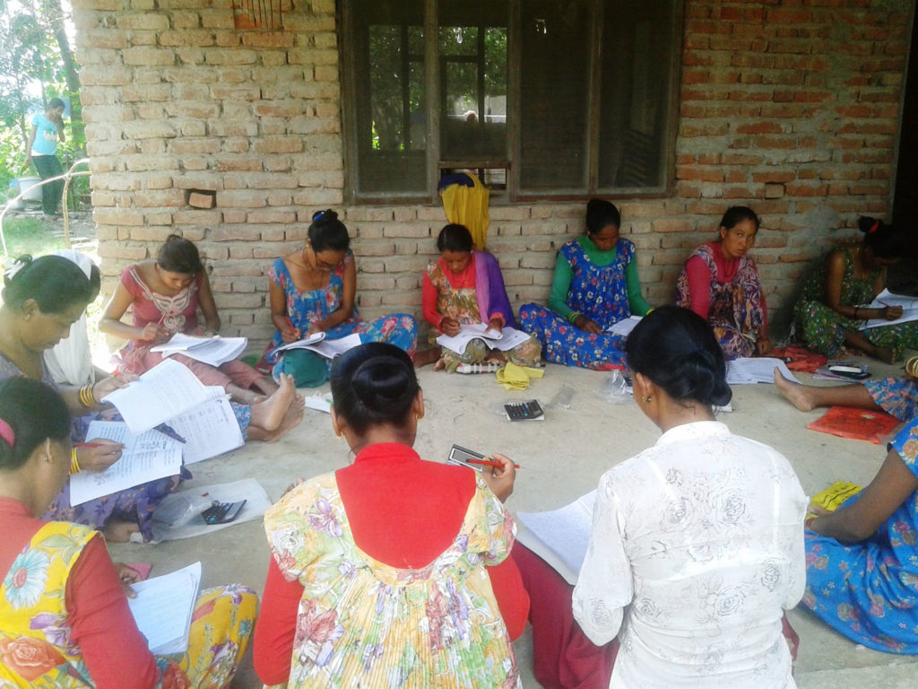 साक्षर हुँदै कञ्चनपुरका ग्रामीण महिला । तस्बिरः राजेन्द्रप्रसाद पनेरु, रासस, कञ्चनपुर