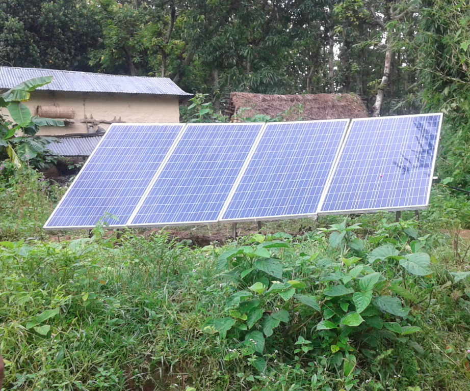 तुलसीपुर–२ सुनौलीपुरमा जडान गरिएको सौर्य उर्जा । तुलसीपुर नगरपालिकाको रु चार लाख ७बmउस५ हजार र स्थानीयको रु दुई लाखको लागतमा लिप्ट प्रक्रियाद्वारा पानी गाउँमा ल्याइएपछि खानेपानीको सहजताका भएको छ । तस्बिरः बालाराम खडका, दाङ, रासस