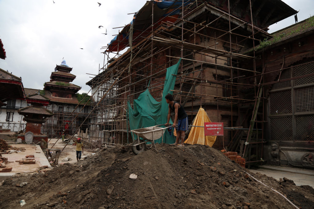 भूकम्पले क्षतिग्रस्त बसन्तपुर क्षेत्रमा रहेका ऐतिहासिक सम्पदाको पुनःनिर्माण गर्दै कामदार । तस्बिरः रोशन सापकोटा, रासस