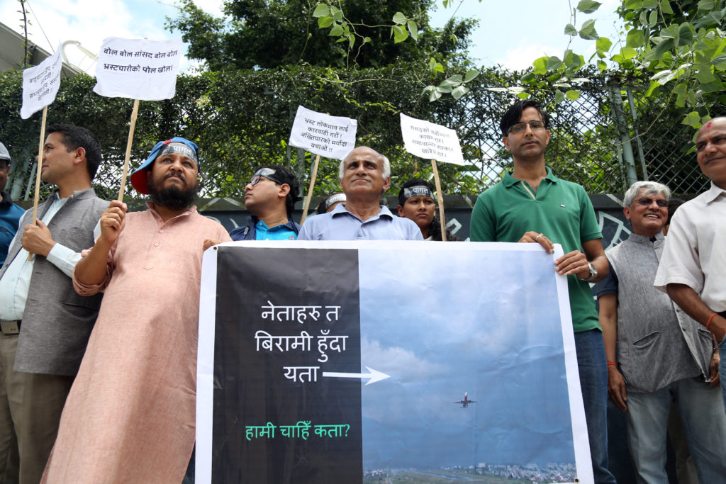 चिकित्सा क्षेत्रमा भएको विकृति र बेथितिविरूद्ध आठ पटकसम्म अनशन बसी लडदै आएका डा गोविन्द केसीले आफ्ना समर्थकसहित शनिबार प्रधानमन्त्री निवास बालुवाटारमा प्रदर्शन गर्दै । तस्बिरः रोशन सापकोटा, रासस