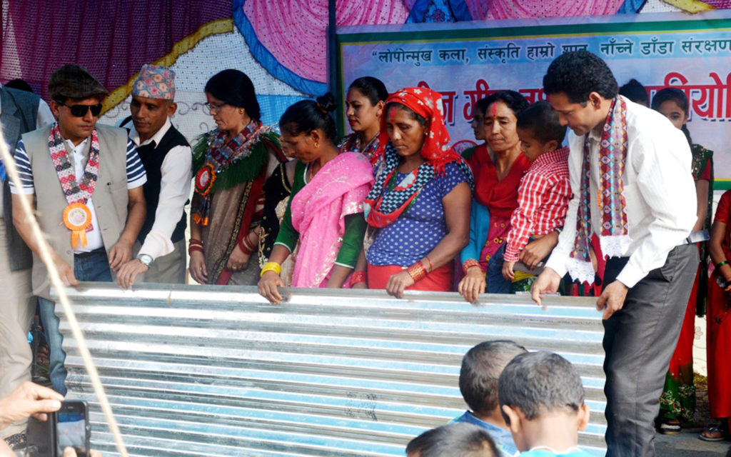 बागलुङ सेवा समाज अमेरिकाद्वारा बागलुङको मल्म गाविसका भूकम्प पीडितलाई जस्ता पाता वितरण गरिदैँ । तस्बिर– रामबहादुर थापा, रासस, बागलुङ