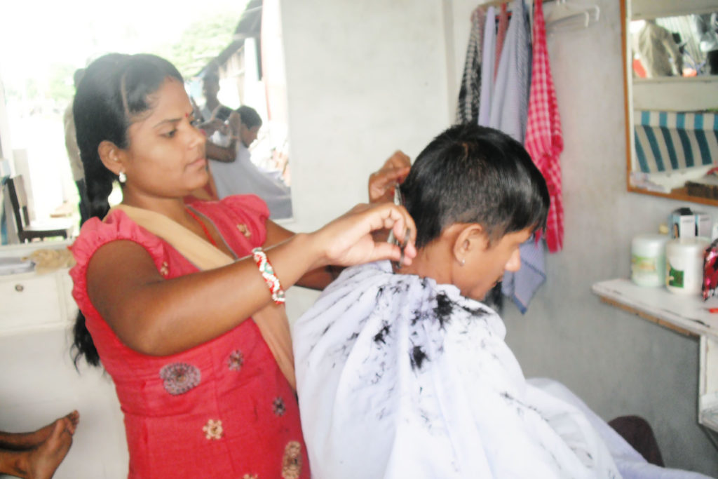 मोरङको उर्लाबारीस्थित आइतबारे चोकमा हेयर कटिङ (सैलुन) व्यवसाय सञ्चालन गरिरहेकी हेमन्ता ठाकुर । उर्लाबारीमा सैलुन चलाउँदै आएका ७नतसीमान वैदेशिक रोजगारीमा गएपछि ७नतसीमानको ‘बिँडो’ थाम्दै महिनामा १५ देखि २० हजार रुपैयाँसम्म आम्दानी गर्ने गरेको हेमन्ताको भनाइ छ । तस्बिरः गोपालप्रसाद पोखरेल, पथरी (मोरङ), रासस