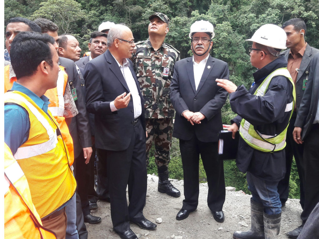 प्रधानमन्त्री पुष्पकमल दाहाललाई सिन्धुपाल्चोक जिल्लामा रहेको मेलम्ची खानेपानी आयोजनाको प्रमुख सुरुङमार्ग अम्बाथानको शुक्रबार निरीक्षण भ्रमणका क्रममा आयोजनाका कार्यकारी निर्देशक घनश्याम भट्टराईले उक्त आयोजनाको विस्तृत जानकारी गराउँदै । तस्बिरः आदित्य दाहाल, मेलम्ची (सिन्धुपाल्चोक), रासस