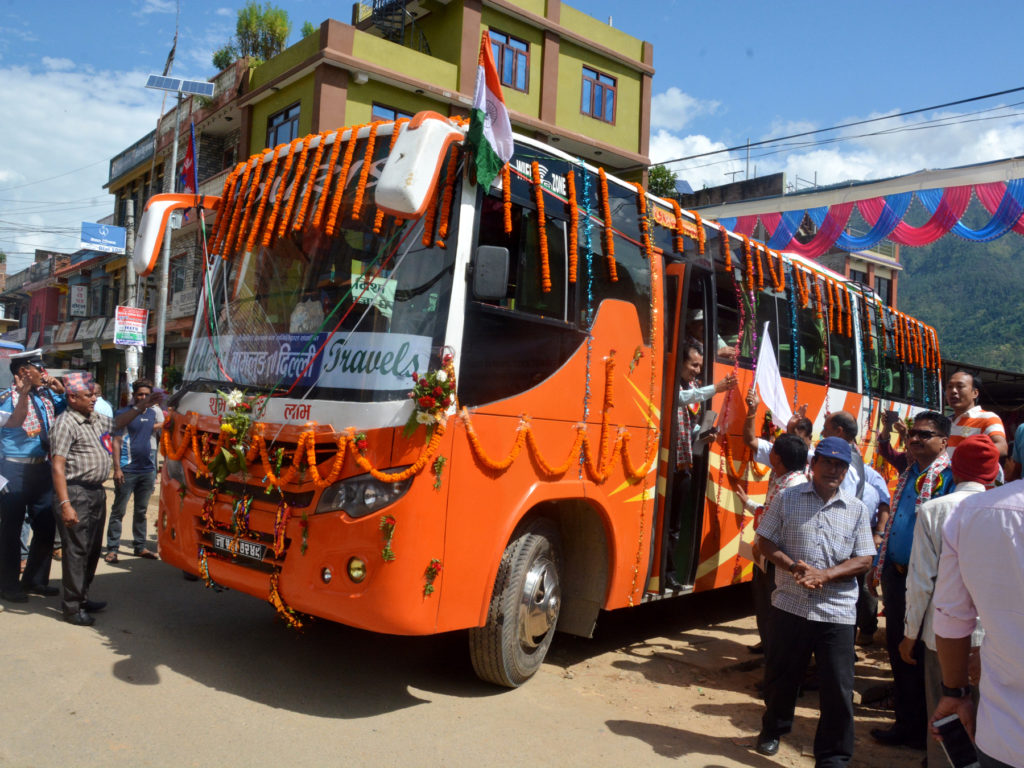बागलुङदेखि भारतको नयाँ दिल्लीसम्म सुरु भएको बससेवा । धवलागिरि अञ्चल यातायात बस व्यवसायी सञ्चालक समितिले पोखरामा रहेको ‘मोर्डन ईरा टुर्स एन्ड ट्राभल्स’ प्रालिसँगको सहकार्यमा बससेवा सञ्चालन गरेको हो । तस्बिरः रामबहादुर थापा, रासस