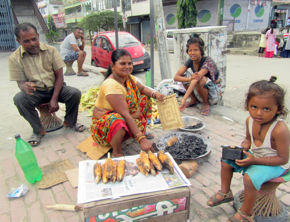 दसैंको चटारोमा पनि बजारमा बसेर मकै पोलेर विक्री गरी घर परिवार चलाउँदै आएका इटहरी एक महिलाहरु । तस्बिरः याम प्रधान, इटहरी, रासस