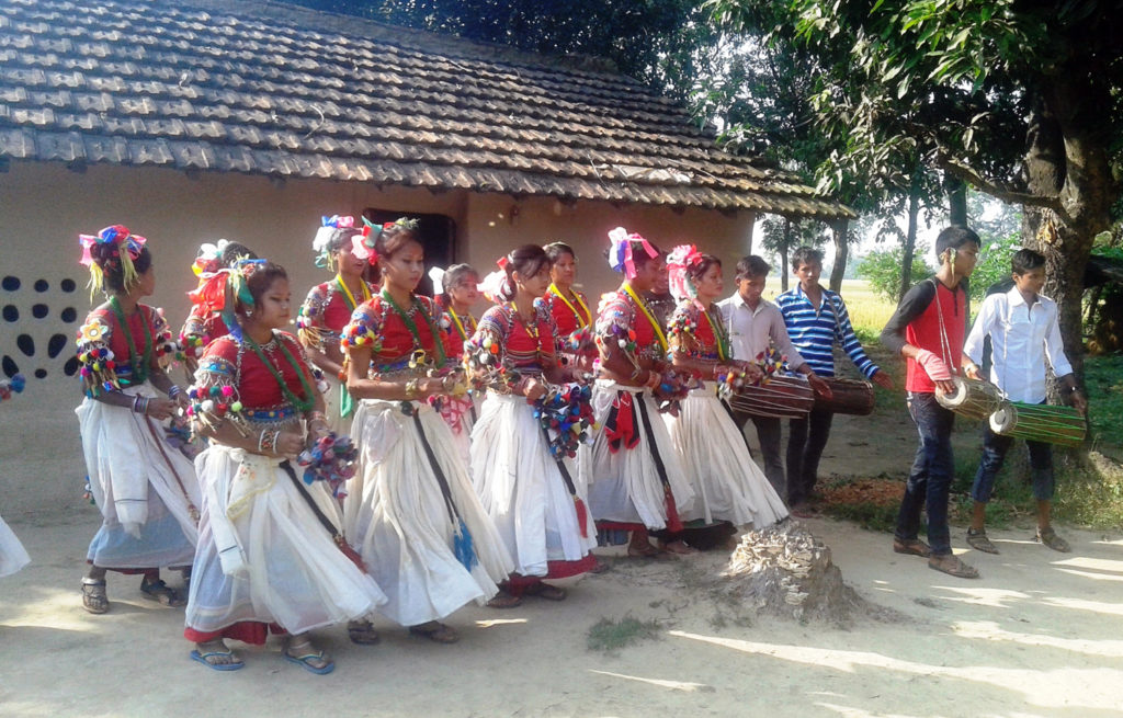दसैंका अवसरमा सखिया नृत्य देखाउँदै कञ्चनपुरको जोनापुरका थारु युवतीहरु । यस नृत्यलाई घर घरमा गएर देखाउने चलन रहेको छ । तस्बिरः राजेन्द्रप्रसाद पनेरु, रासस, कञ्चनपुर
