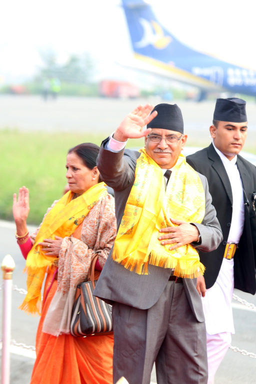 प्रधानमन्त्री पुष्पकमल दाहाल प्रचण्ड भारतको गोवामा हुने ब्रिक्स सम्मेलनमा सहभागी हुन जान अधि  त्रिभुवन विमानस्थलमा बिदाइको हाल हल्लाउनु हुदै  । तस्बिरः प्रदीपराज वन्त,रासस