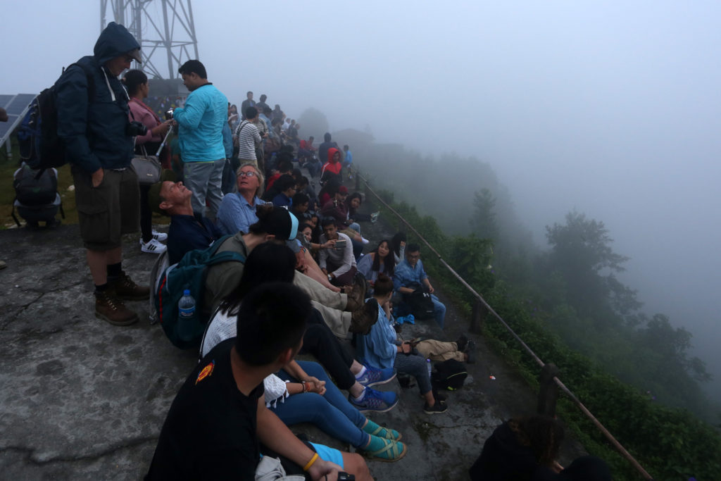 नेपाली तथा विदेशी पर्यटकहरु पोखराको सराङकोटडाडामा विहानीपख सुर्यको पहिलो झुल्को हेर्न पुगेकाहरुको भिड उक्त समयका खराव मौसमका उनीहरु सुर्योदय हेर्न नपाई फर्किन बाध्य भए । तस्बिरः प्रदीपराज वन्त,रासस