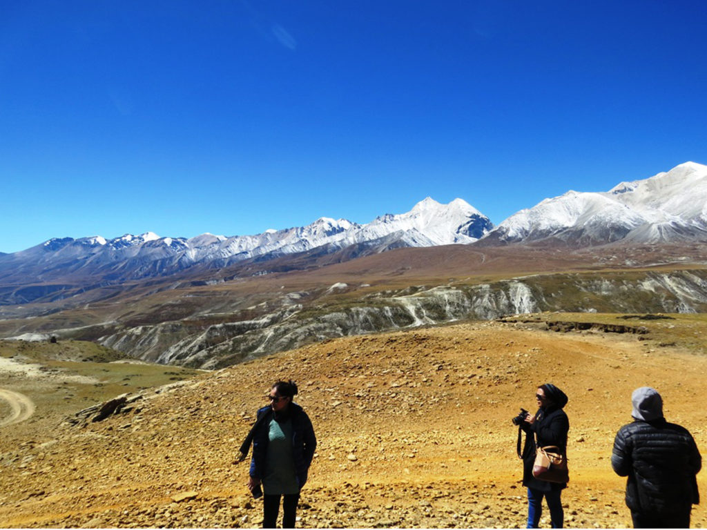 नेपाल र तिब्बतको सीमा क्षेत्र मुस्ताङको कोरला नाका क्षेत्रमा तस्बिर खिच्दै पर्यटक । सडक सुविधा पुगेपछि उपल्लो मुस्ताङ र कोरला क्षेत्रमा आन्तरिक पर्यटकको आवागमन बढेको छ । तस्बिरः सन्तोष गौतम, म्याग्दी, रासस
