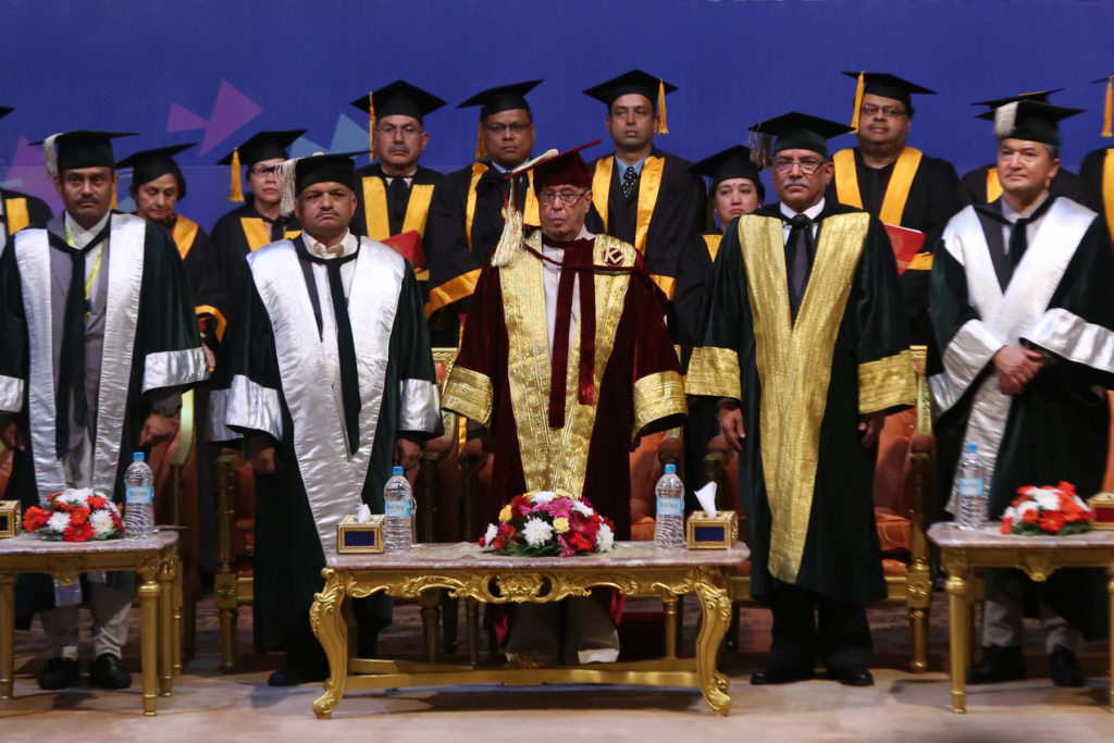 भारतका राष्ट्रपति प्रणव मुखर्जी समुपस्थित काठमाडाैँ विश्वविद्यालयद्वारा मानार्थ महाविद्यावारिधिको उपाधिद्वारा विभूषित गर्न बिहीबार आयोजित विशेष दीक्षान्त समारोहमा प्रधानमन्त्री एवम सो विश्वविद्यालयका कुलपति पुष्पकमल दाहाल । तस्बिरः प्रदीपराज वन्त, रासस