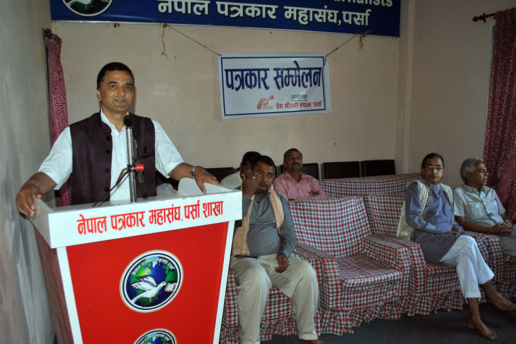 एमालेका सचिव एवम पार्टीका प्रवक्ता योगेस भट्टराई प्रेस चौतारी नेपालले शुक्रबार वीरगन्जमा अयोजना गरेको पत्रकार सम्मेलनमा मन्तव्य व्यक्त गर्दै । तस्बिरः बिजय कुमार महतो, पर्सा, रासस