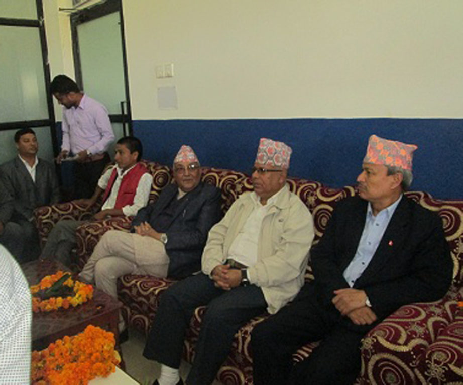 प्रेस चौतारी नेपालद्वारा धनगढी विमानस्थलमा मङगलबार आयोजित पत्रकार सम्मेलनमा नेकपा एमालेका अध्यक्ष केपी शर्मा ओलीलगायत । तस्बिरः सिद्धराज भटट, रासस