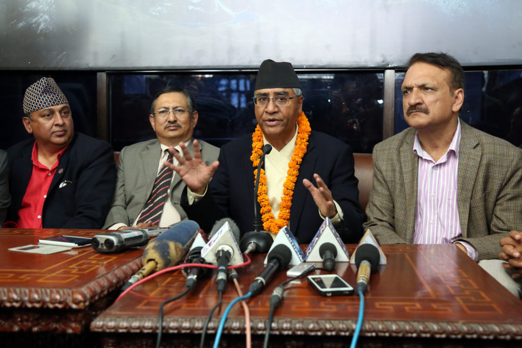 नेपाली काँग्रेसका सभापति एवम पूर्वप्रधानमन्त्री शेरबहादुर देउवा भारतको गोवामा भएको इन्डिया फाउन्डेसनको कार्यक्रमपछि नयाँ दिल्लीमा उच्चस्तरीय भेटघाट गरेर बुधबार स्वदेश फर्कनेक्रममा विमानस्थलमा सञ्चारकर्मीसँग कुरा गर्दै । तस्बिरः रोशन सापकोटा, रासस