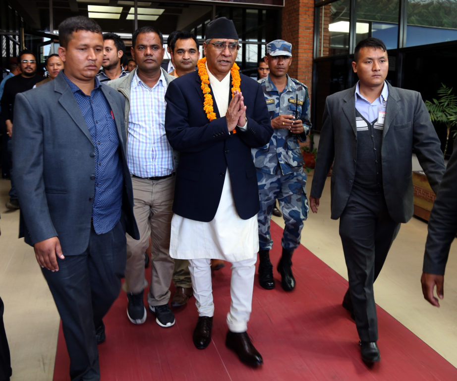 नेपाली काँग्रेसका सभापति एवम पूर्वप्रधानमन्त्री शेरबहादुर देउवा भारतको गोवामा भएको इन्डिया फाउन्डेसनको कार्यक्रमपछि नयाँ दिल्लीमा उच्चस्तरीय भेटघाट गरेर बुधबार स्वदेश फर्कदैं । तस्बिरः रोशन सापकोटा, रासस