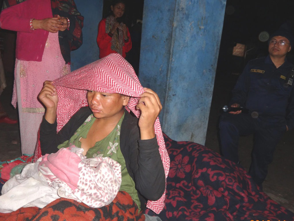 प्रहरी र मानवसेवा आ७नतसमको सडकसेवाका क्रममा चितवनको नारायणगढ स्थित सडकपेटीबाट उद्धार गरिएकी चारदिनको सुत्केरी शिशुको साथमा । तस्बिरः नारायण ढुंगाना, रत्ननगर(चितवन), रासस