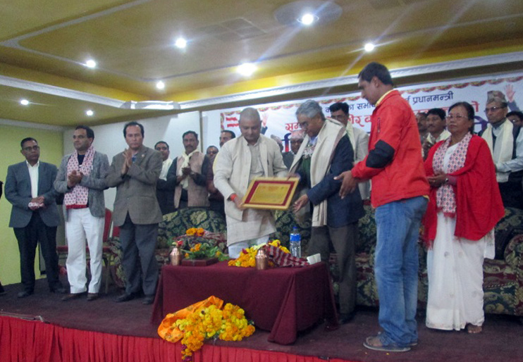 काँग्रेस कैलालीद्वारा धनगढीमा आयोजित अभिनन्दन समारोहमा अभिनन्दन पत्र ग्रहण गर्दै नेपाली काँग्रेसका सभापति एवं पूर्व प्रधानमन्त्री शेरबहादुर देउवा । तस्बिरः सिद्धराज भट्ट, धनगढी,रासस