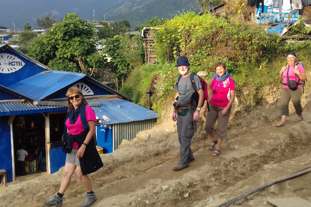 भूकम्पको केन्द्रविन्दु गोरखाको बारपाक अवलोकन गर्न आएका पर्यटक । तस्वीरः प्रशन्न पोखरेल, गोरखा, रासस
