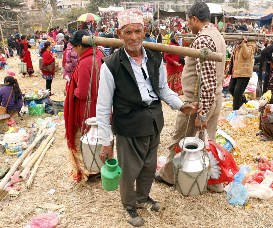बालाचतुदर्शीका दिन सोमबार मृतकको नाममा पशुपति क्षेत्रमा सतबीज छर्न आएका धर्मावलम्बीहरुलाई गाग्रीमा पानी राखी खुवाउँदै हिंडेका भक्तपुरका एक बृद्ध । तस्बिरः रत्न श्रेष्ठ, रासस