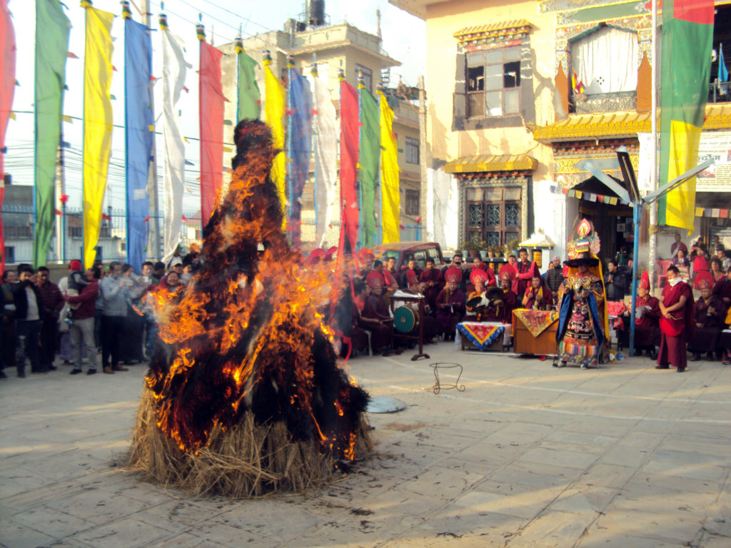 बौद्ध तीनचुलीस्थित ह्योल्मो समाज सेवा केन्द्रमा महायानी बौद्ध अनुयायीले मानवकल्याण एवम विश्व शान्तिको कामना गरी अनिष्टलाई कृत्रिम भूत बनाएर जलाउँदै ।  तस्बिरः कृष्णराज गौतम÷रासस