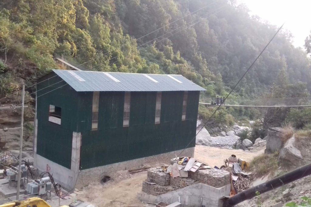 खोटाङको दिक्तेल–१० स्थित मेवाखोलामा उत्पादन गरिएको एक मेगावाट क्षमताको विद्युत गृह । करिब २२ करोडको लगानीमा उत्पादन गरिएको विद्युत परीक्षण प्रसारण गरिएको छ । तस्बिरः केदार मगर, खोटाङ, रासस