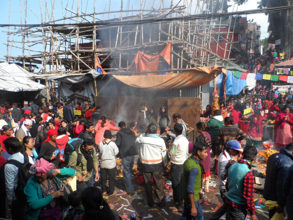पुनर्निर्माण भइरहेको प्रसिद्ध धार्मिक स्थल गोरखाको मनकामना मन्दिर दर्शनका लागि देश, बिदेशबाट आएका भक्तजन ।  तस्वीरः प्रशन्न पोखरेल, रासस÷गोरखा ।
